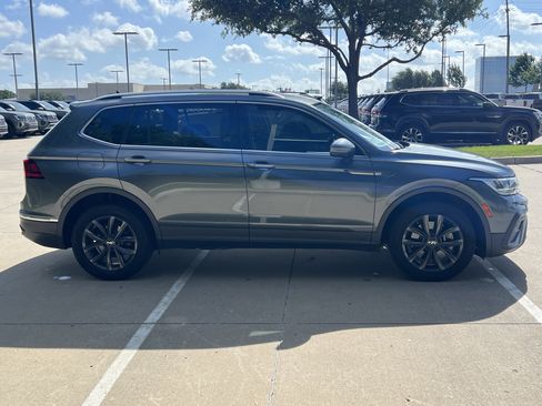 Certified 2022 Volkswagen Tiguan SE FWD image 11