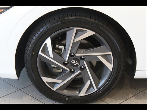 Used 2025 Hyundai Elantra SEL FWD image 9