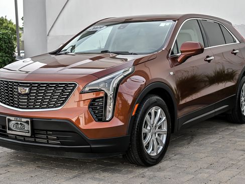 Used 2019 Cadillac XT4 Luxury w/ Cold Weather Package FWD image 5