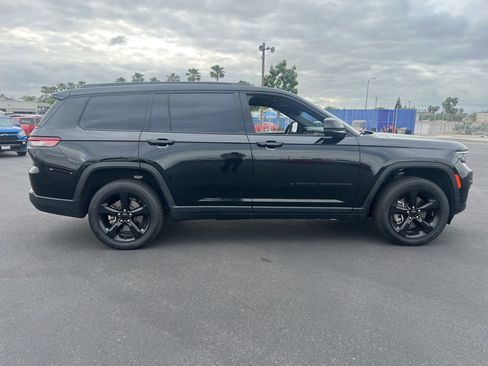 Used 2023 Jeep Grand Cherokee L Laredo image 4