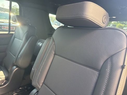 New 2025 GMC Yukon XL Denali w/ Denali Reserve Package image 25