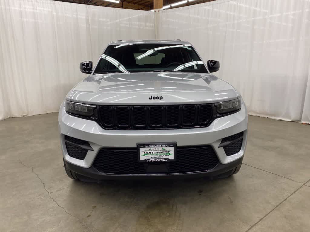 Used 2023 Jeep Grand Cherokee Altitude AWD/4WD image 9