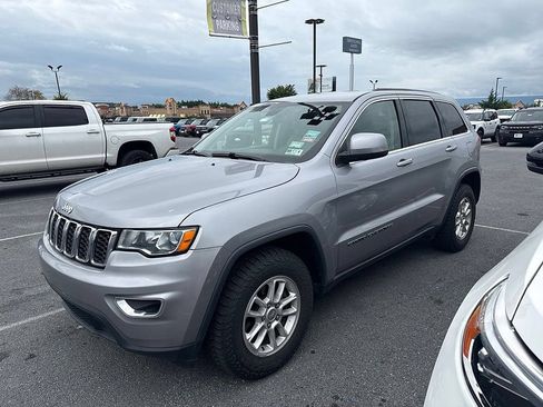 Used 2019 Jeep Grand Cherokee Laredo AWD/4WD image 2