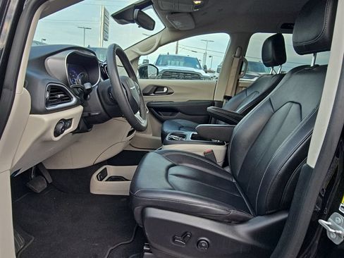 Used 2024 Chrysler Pacifica Touring-L FWD image 10