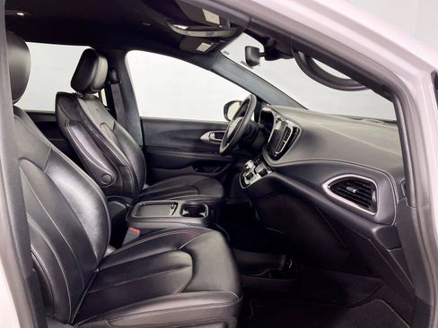 Used 2024 Chrysler Pacifica Limited FWD image 28