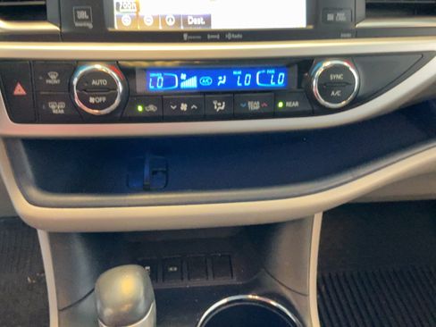 Used 2019 Toyota Highlander Limited FWD image 24