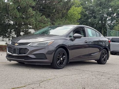 Used 2017 Chevrolet Cruze LT FWD image 2