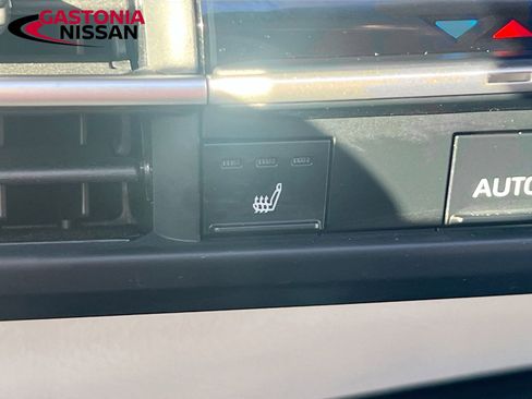 Used 2025 Toyota Sienna XLE image 27