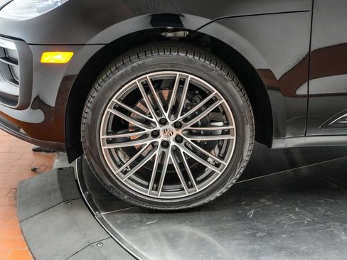 Certified 2025 Porsche Macan image 10