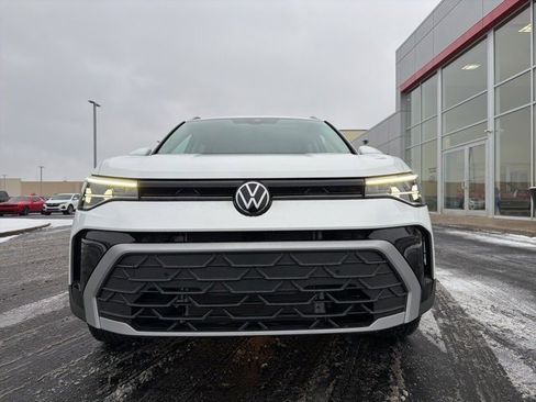 Used 2025 Volkswagen Taos SE image 2