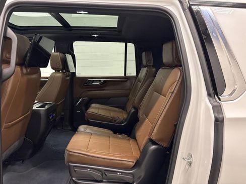 Used 2025 Chevrolet Suburban High Country AWD/4WD image 31
