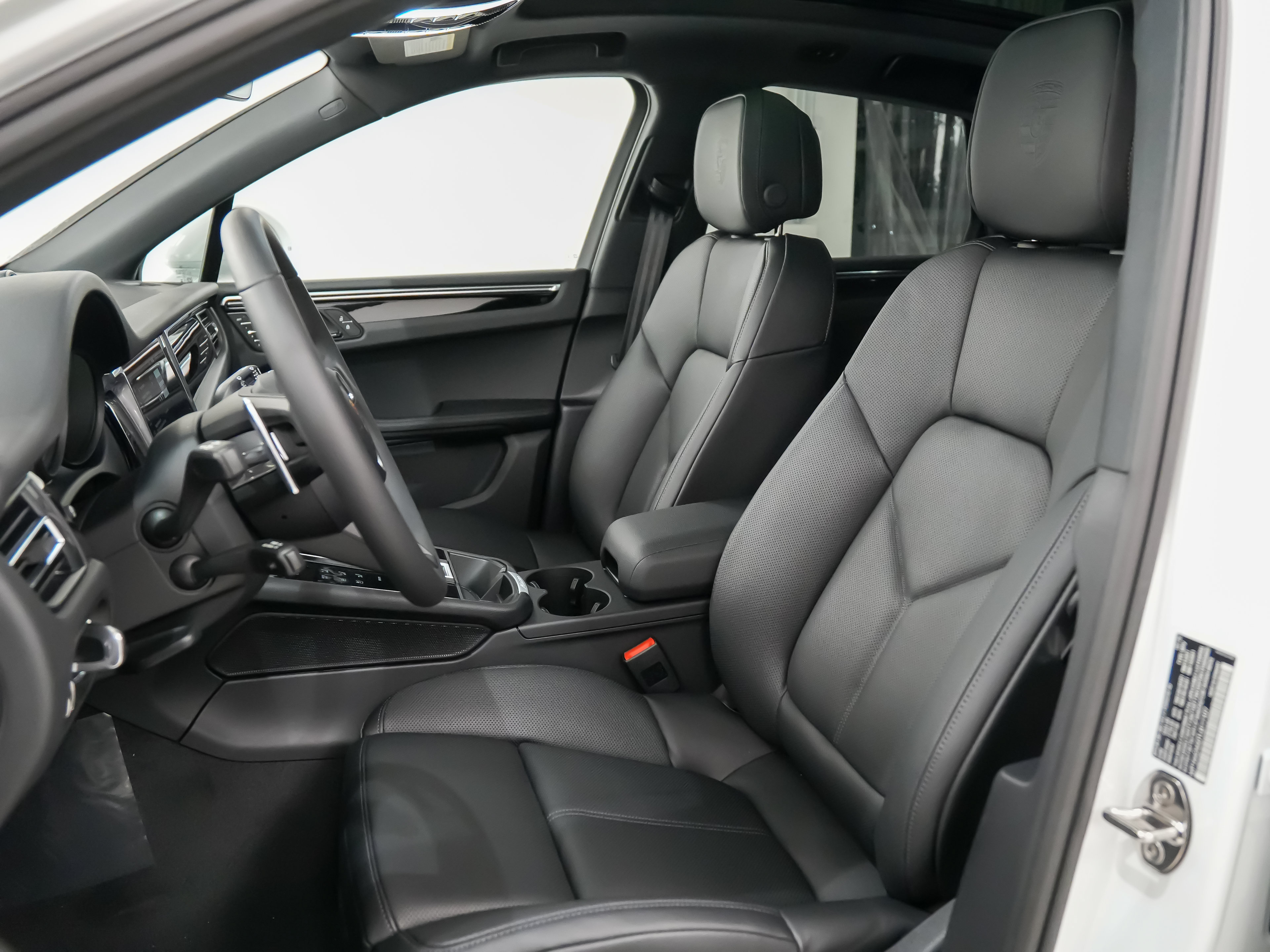 Certified 2026 Porsche Macan AWD/4WD image 5