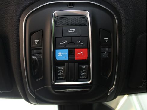 New 2025 Jeep Grand Cherokee Altitude image 21