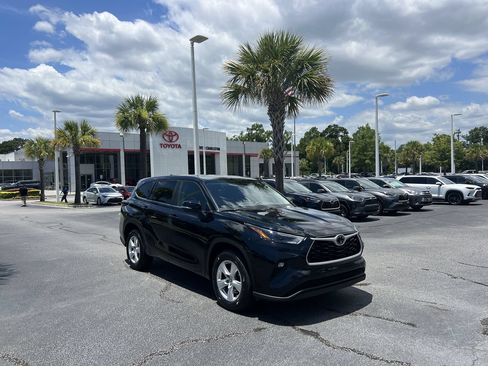 Used 2025 Toyota Highlander LE FWD image 2