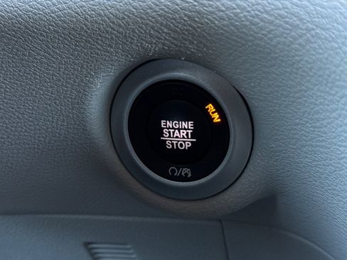 Used 2023 Chrysler Pacifica Touring-L FWD image 24