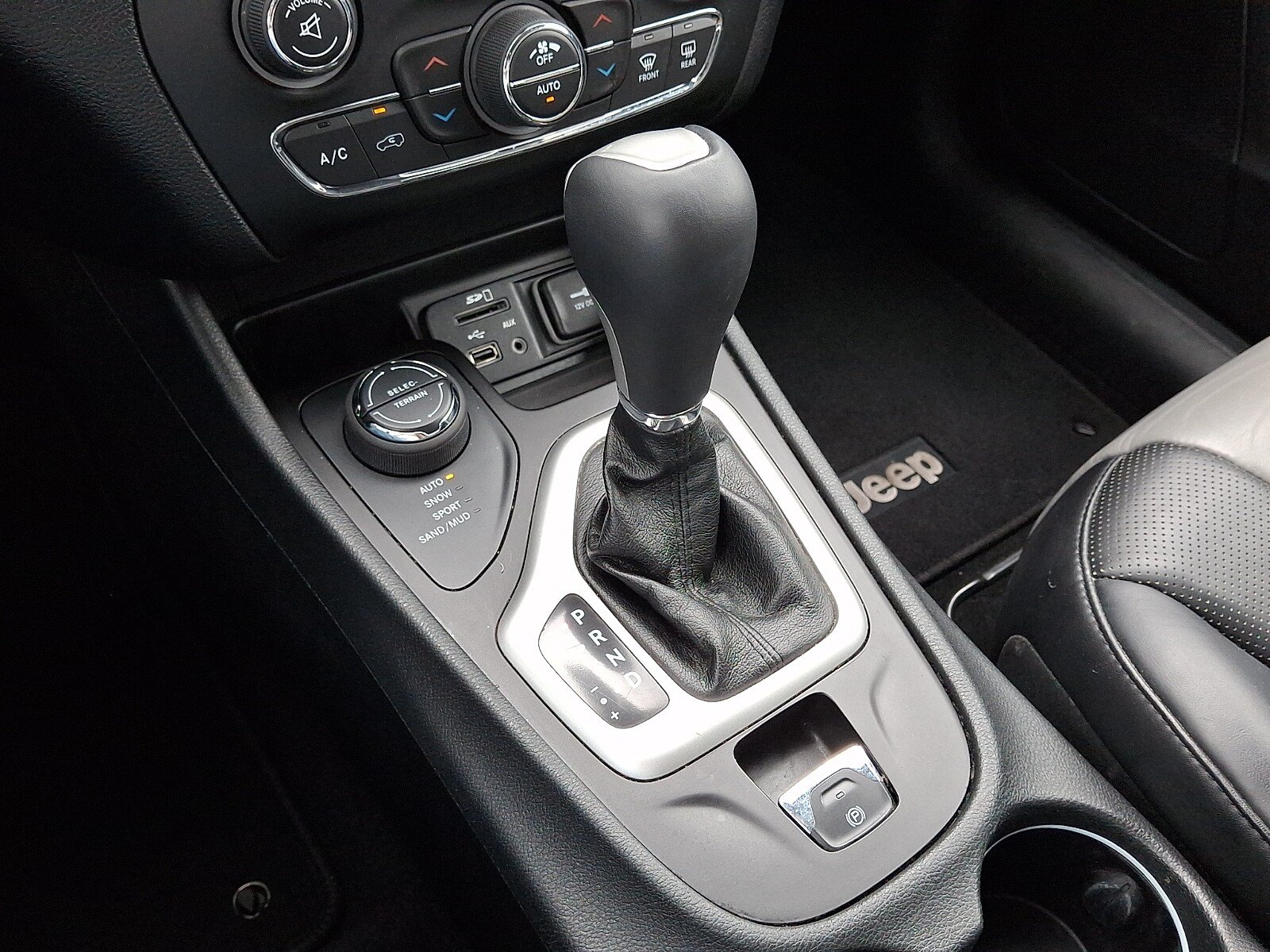 Used 2014 Jeep Cherokee Limited w/ Luxury Group AWD/4WD image 16