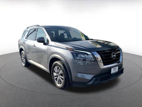 Used 2025 Nissan Pathfinder SV image 1