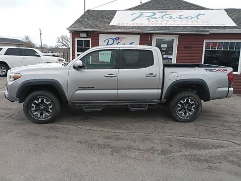 Used 2018 Toyota Tacoma TRD Off-Road image 3