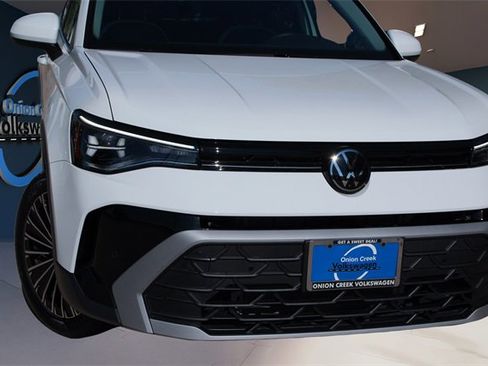 Certified 2025 Volkswagen Taos SE image 3