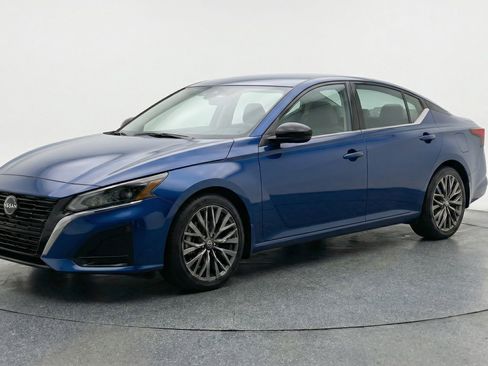 Used 2025 Nissan Altima 2.5 SV image 3