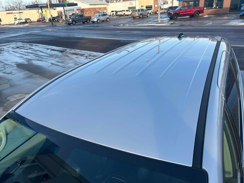 Used 2024 Chrysler Pacifica Touring-L image 9