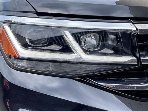 Certified 2022 Volkswagen Atlas Cross Sport SEL R-Line AWD/4WD image 27