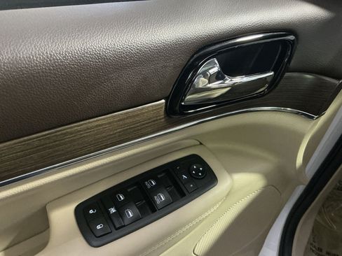 Used 2019 Jeep Grand Cherokee Overland AWD/4WD image 16