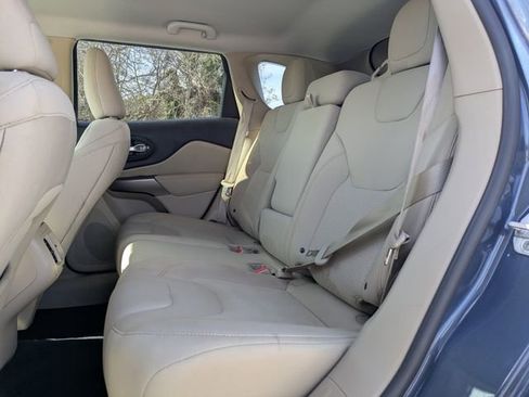 Used 2019 Jeep Cherokee Latitude w/ Popular Appearance Group image 14