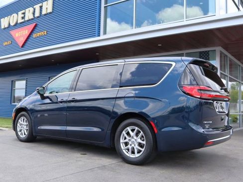 Used 2024 Chrysler Pacifica Touring-L FWD image 5