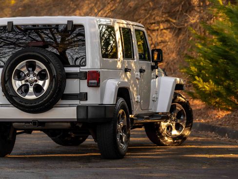 Used 2017 Jeep Wrangler Unlimited Sahara w/ Connectivity Group image 34