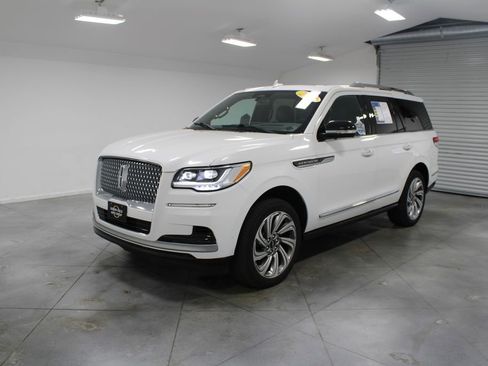 Used 2023 Lincoln Navigator Reserve image 4