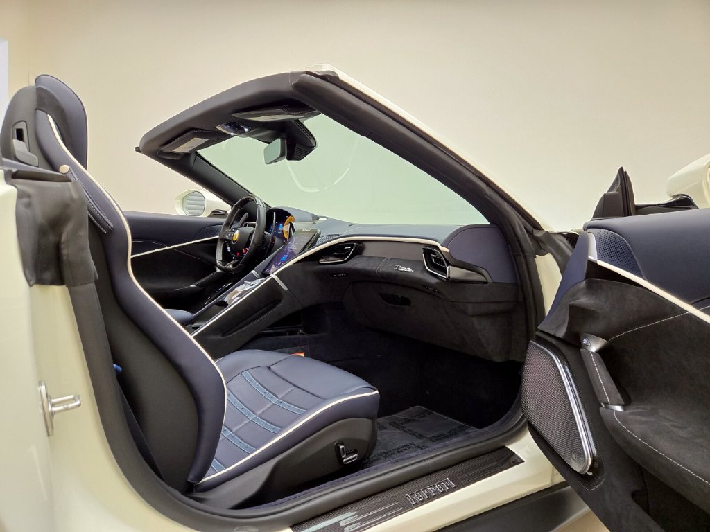 Used 2024 Ferrari Roma Spider RWD image 22