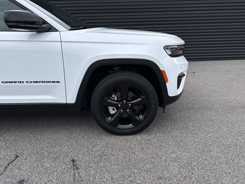 Used 2025 Jeep Grand Cherokee Limited w/ Black Appearance Package image 12