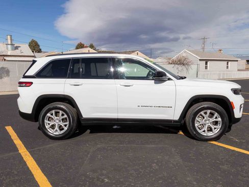 Used 2023 Jeep Grand Cherokee Limited w/ Trailer Tow Prep Group (B) AWD/4WD image 2