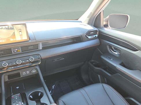 Used 2025 Honda Pilot TrailSport image 13