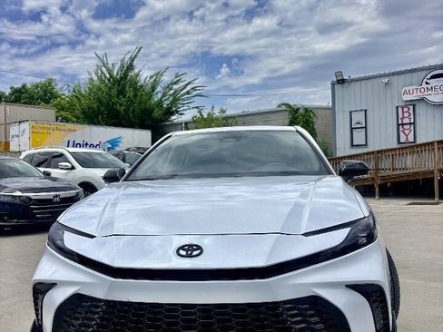 Used 2026 Toyota Camry Hybrid w/ Convenience Package FWD image 4