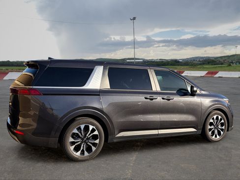 Used 2022 Kia Carnival EX FWD image 3