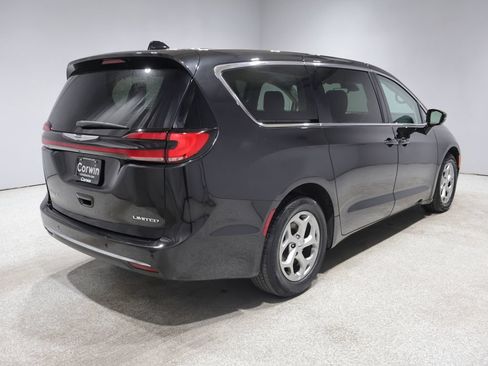 Used 2024 Chrysler Pacifica Limited FWD image 2