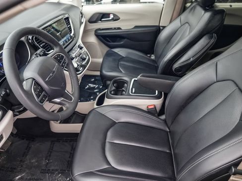 Used 2024 Chrysler Pacifica Touring-L image 18