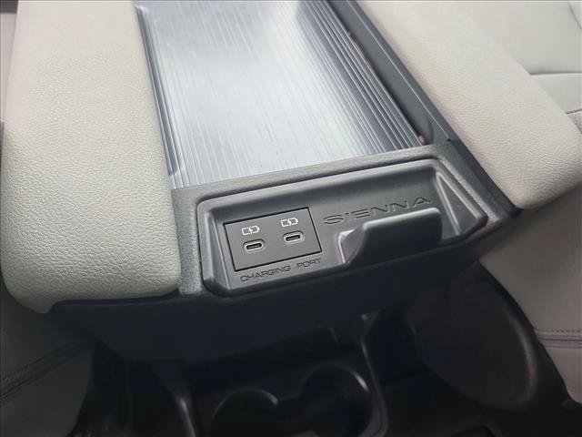 Used 2025 Toyota Sienna XLE FWD image 14