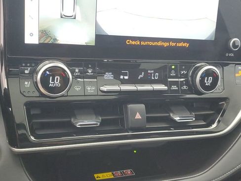 Used 2025 Toyota Highlander Platinum AWD/4WD image 31