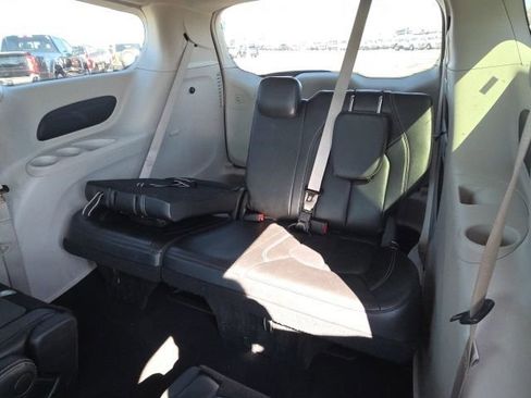 Used 2023 Chrysler Pacifica Touring-L FWD image 18