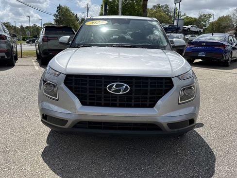 Certified 2025 Hyundai Venue SE image 8