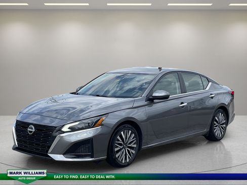 Used 2023 Nissan Altima 2.5 SV w/ SV Premium Package FWD image 2