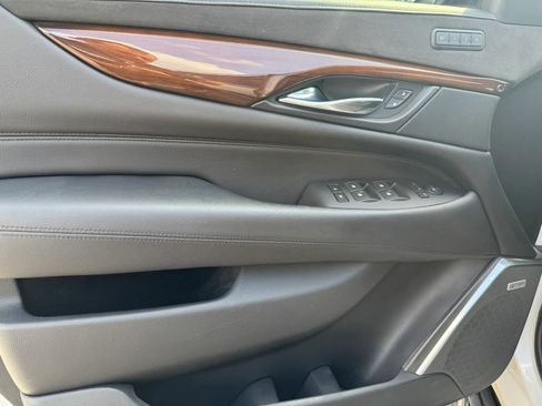 Used 2018 Cadillac Escalade ESV Luxury AWD/4WD image 28