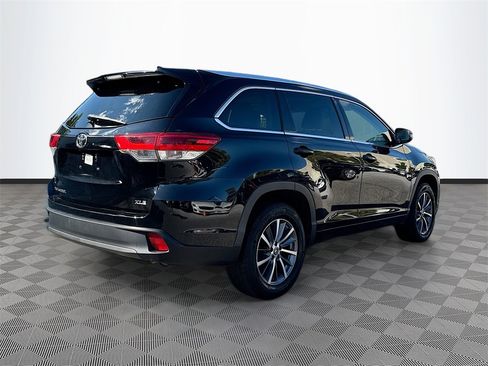 Used 2017 Toyota Highlander XLE image 6