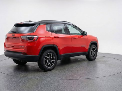 Used 2025 Jeep Compass Trailhawk AWD/4WD image 9
