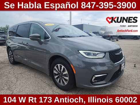 Used 2022 Chrysler Pacifica Touring-L w/ Uconnect Theater Family Group FWD image 1
