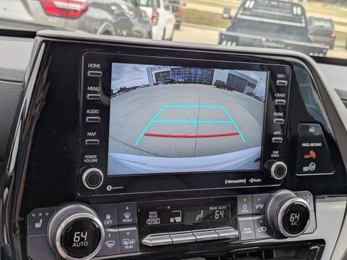 Used 2022 Toyota Highlander XLE image 17