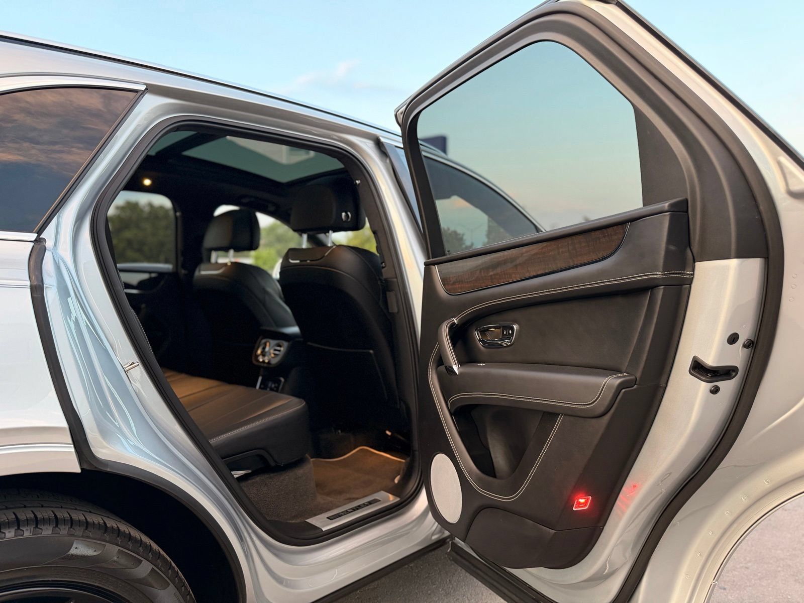 Used 2019 Bentley Bentayga AWD/4WD image 26